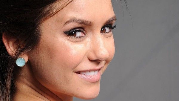  FOND D ECRAN NINA DOBREV