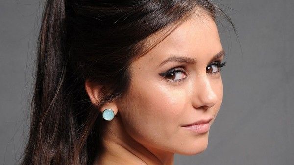  FOND D ECRAN NINA DOBREV