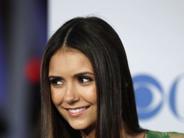  FOND D ECRAN NINA DOBREV