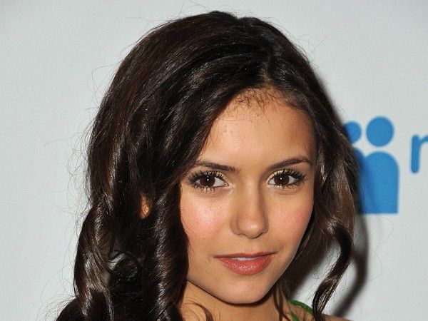  FOND D ECRAN NINA DOBREV