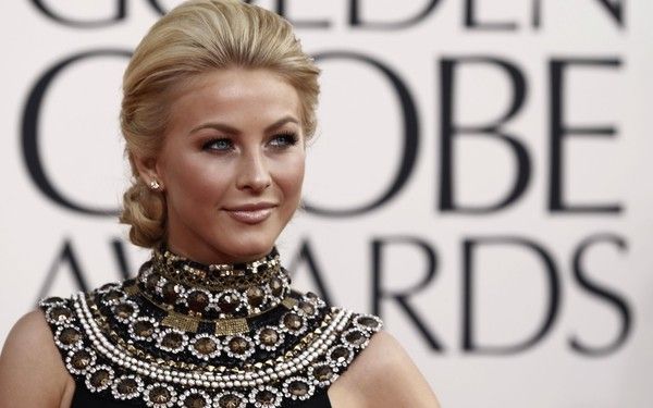  FOND D ECRAN JULIANNE HOUGH 