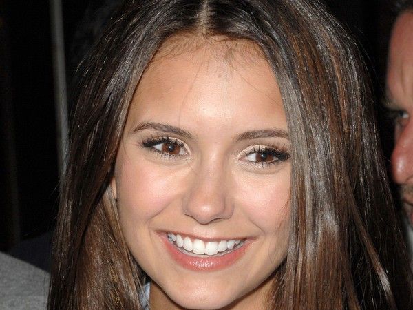 FOND D ECRAN NINA DOBREV