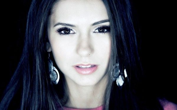  FOND D ECRAN NINA DOBREV