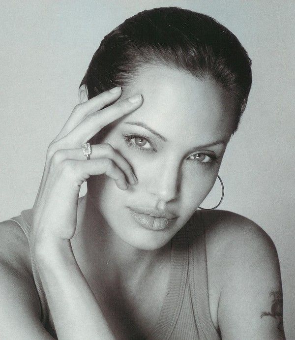 FOND D ECRAN ANGELINA JOLIE