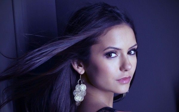  FOND D ECRAN NINA DOBREV