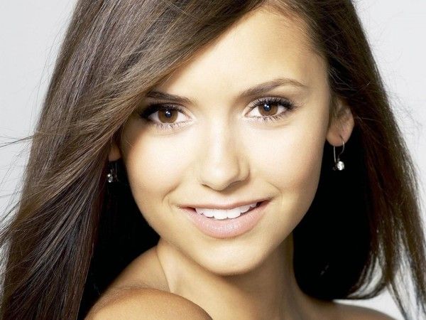  FOND D ECRAN NINA DOBREV